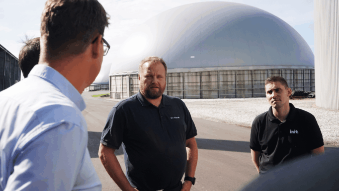 init ansatte og driftsleder diskuterer driftsforhold