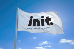 Et billede med Init logo på et hvidt flag