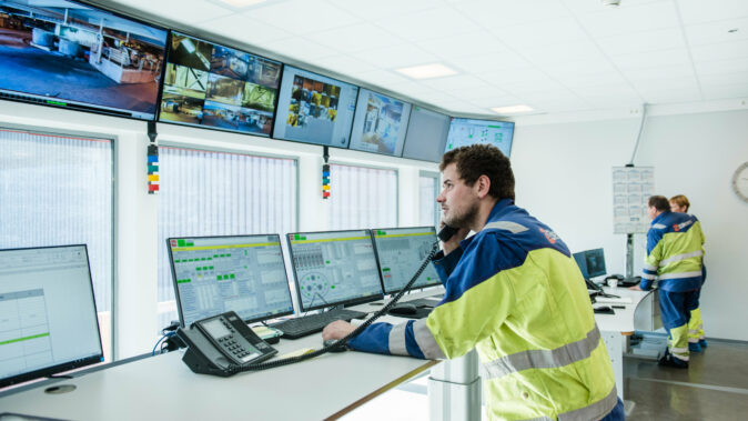 Operator in the control room for furnace SI5-5 with new high-resolution screens